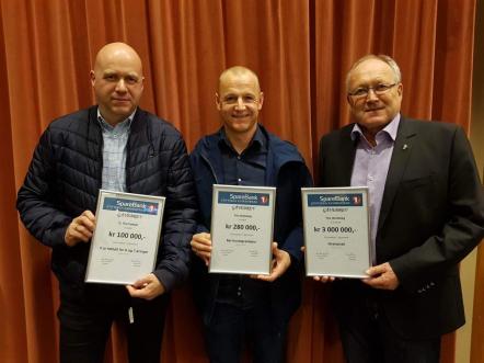 F.v. Leiar i fotballgruppa Kjell Magnar Eide, nestleiar i fotballgruppa Roger R�ssland og leiar i IL Trio Knut Prestnes